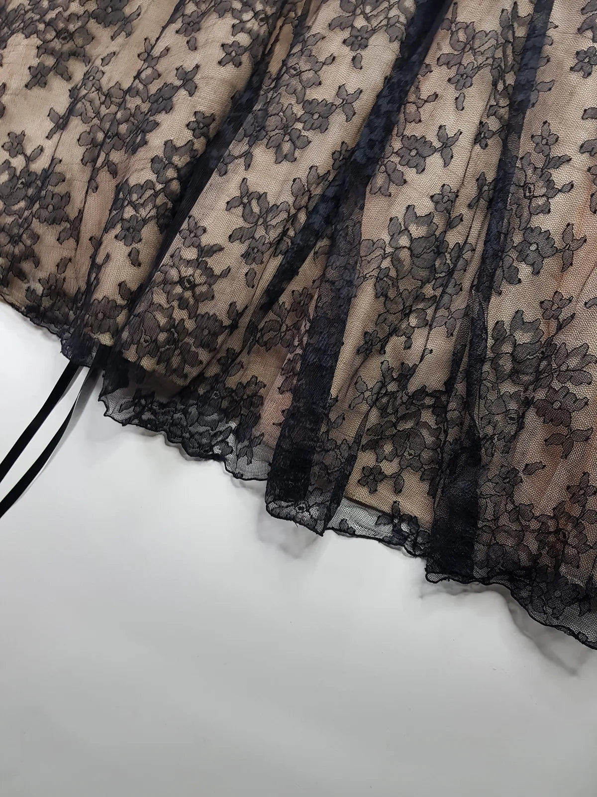 Jessica Mclintock Designer 90s Vintage Lace Overlay Gown - Black Lace & Nude - Boned Bodice - Fitted Bust & Glamourous Skirt