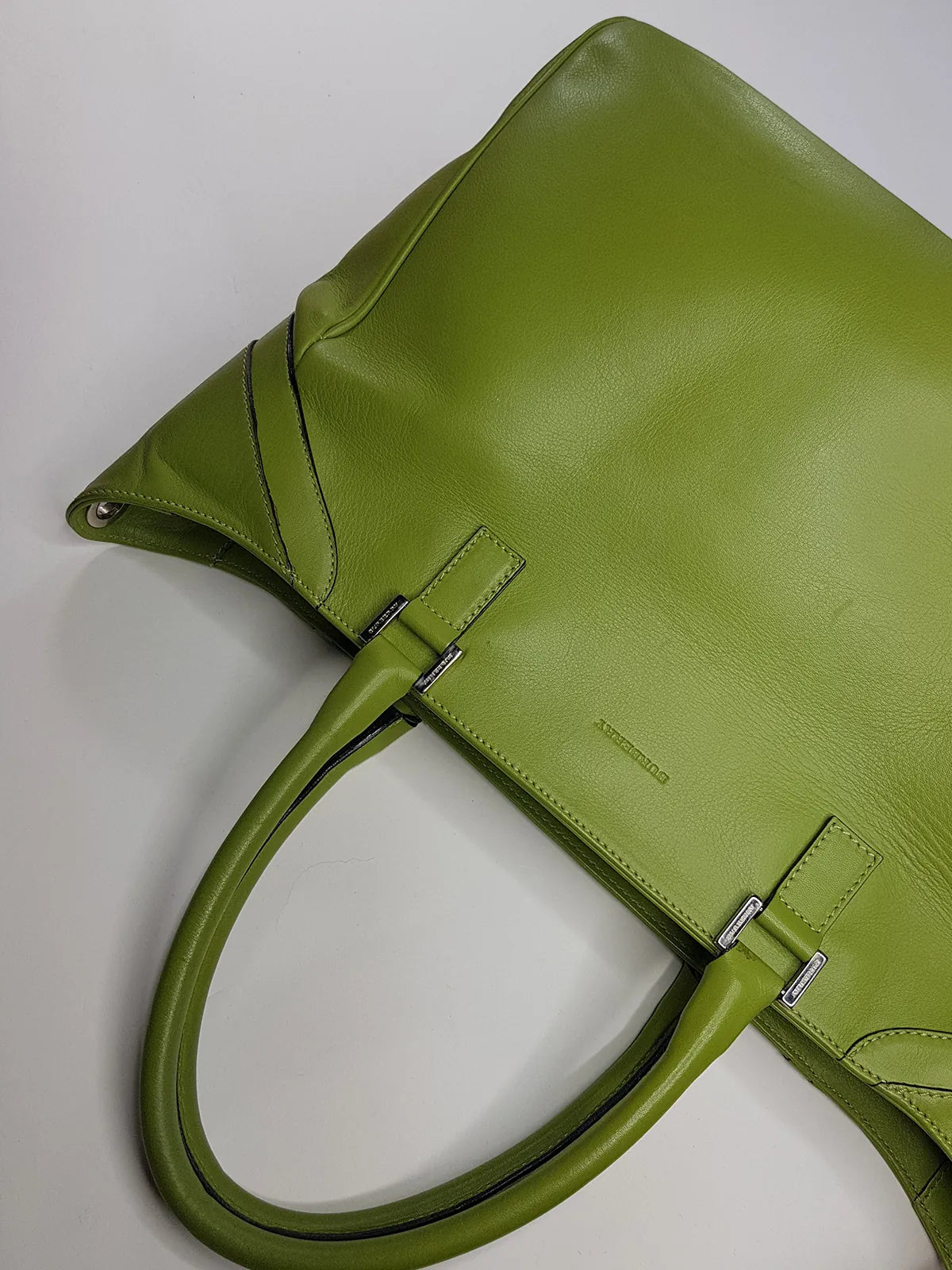 Leather Burberry Designer Handbag in Green - Made in Italy - Stamped - Silver Hardware - Iconic Burberry Signature Plaid Lining