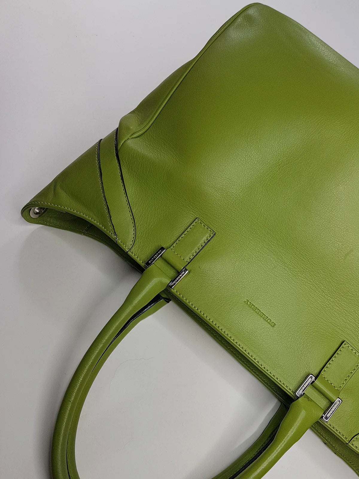 Leather Burberry Designer Handbag in Green - Made in Italy - Stamped - Silver Hardware - Iconic Burberry Signature Plaid Lining