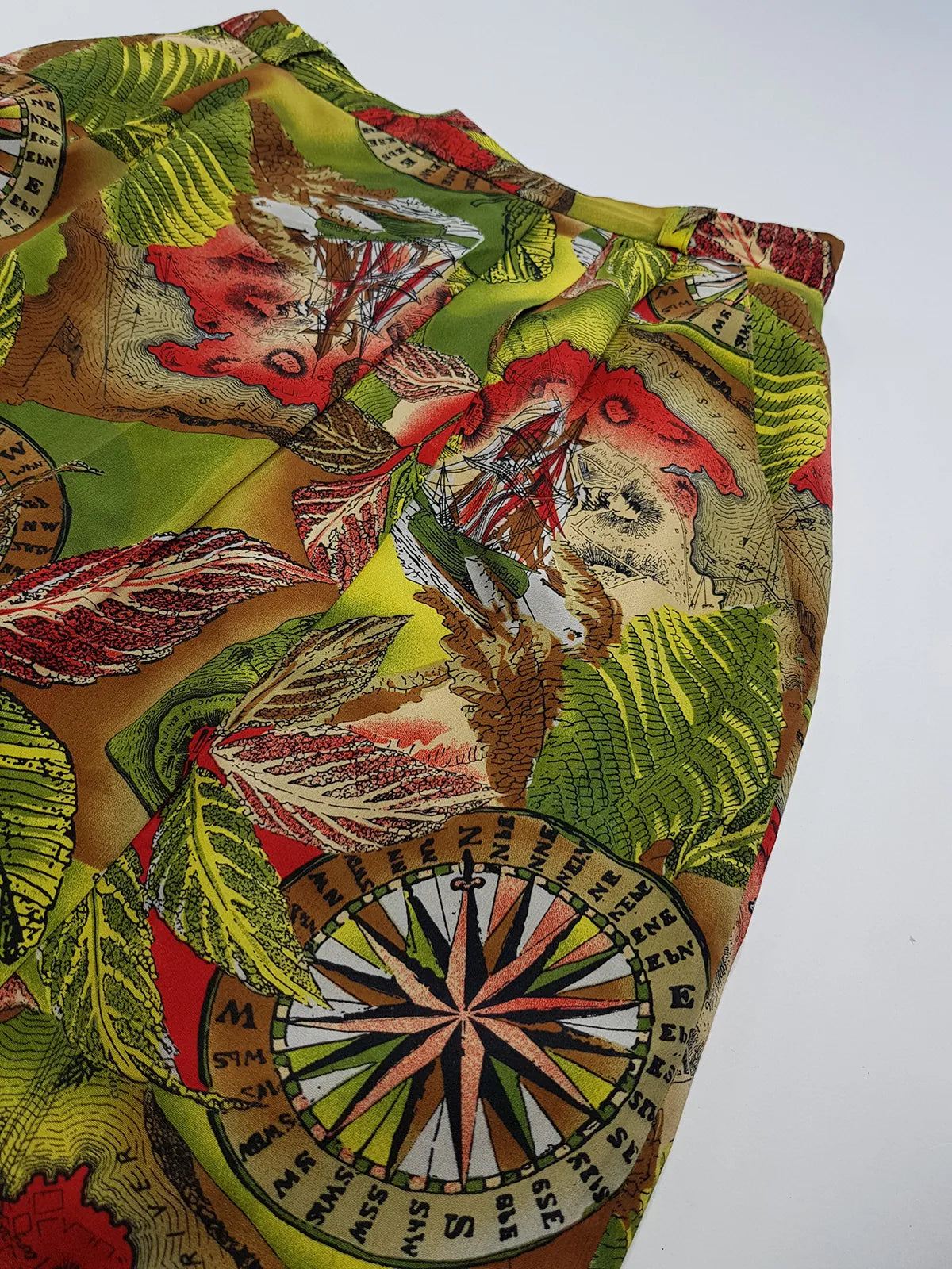 Insane Vintage Italian 90s nautical map print skirt in Vibrant Green & Red Print - Slim Fitting - Perfect Workwear Piece - Pockets & Rear Zipper -  Fully Lined