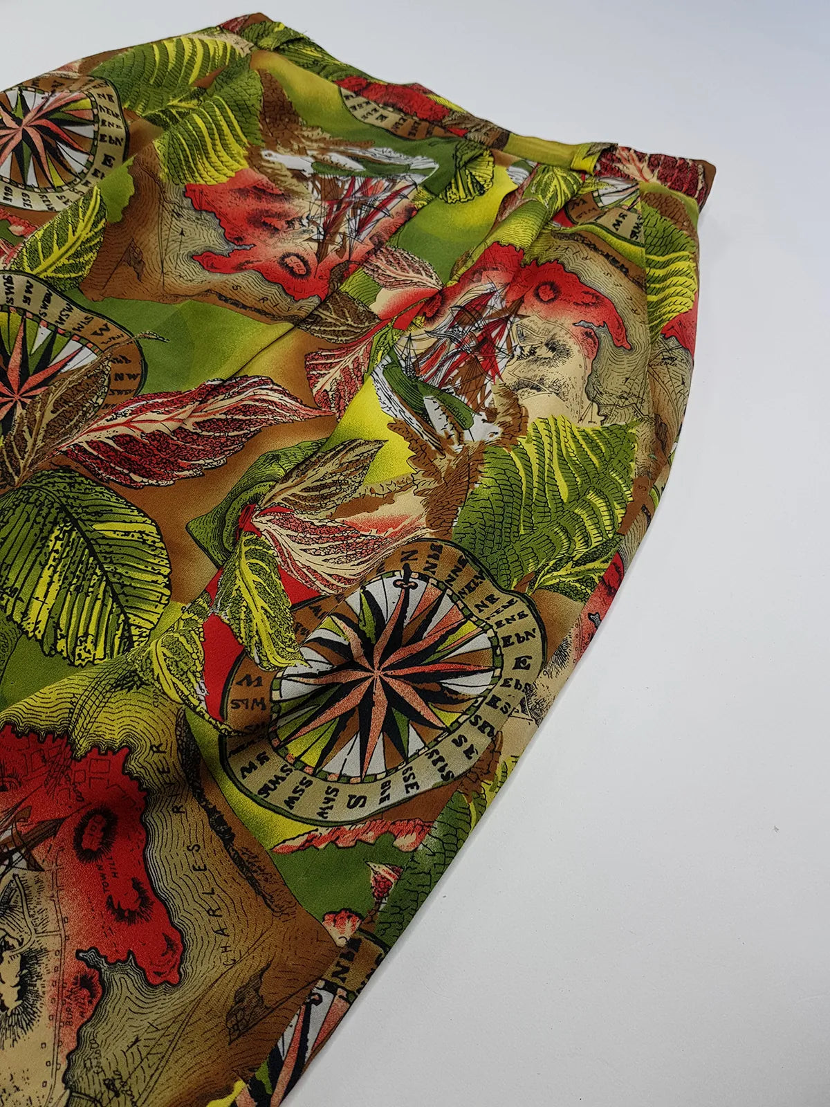 Insane Vintage Italian 90s nautical map print skirt in Vibrant Green & Red Print - Slim Fitting - Perfect Workwear Piece - Pockets & Rear Zipper -  Fully Lined