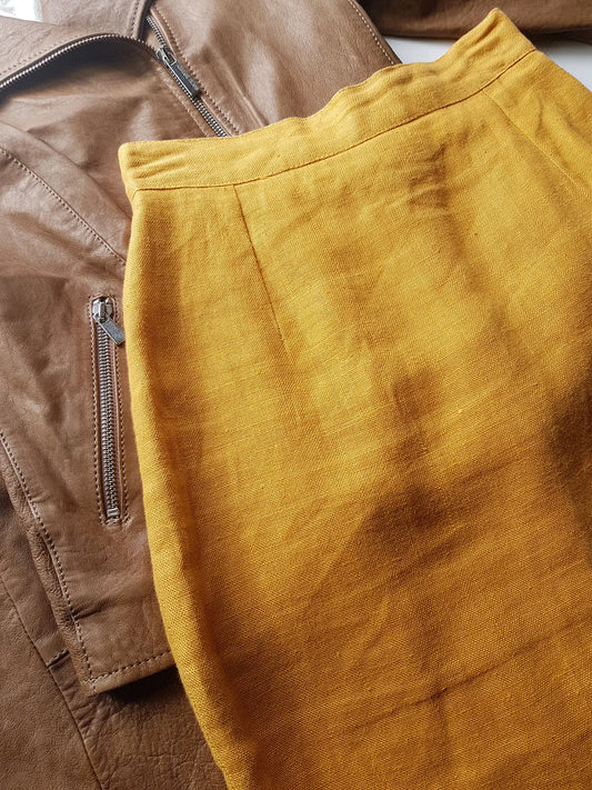 French Linen Pencil skirt in Mustard Gold - vintage 1980s - fully lined - impeccable tailoring  flattering fit -  incredibly chic fabric