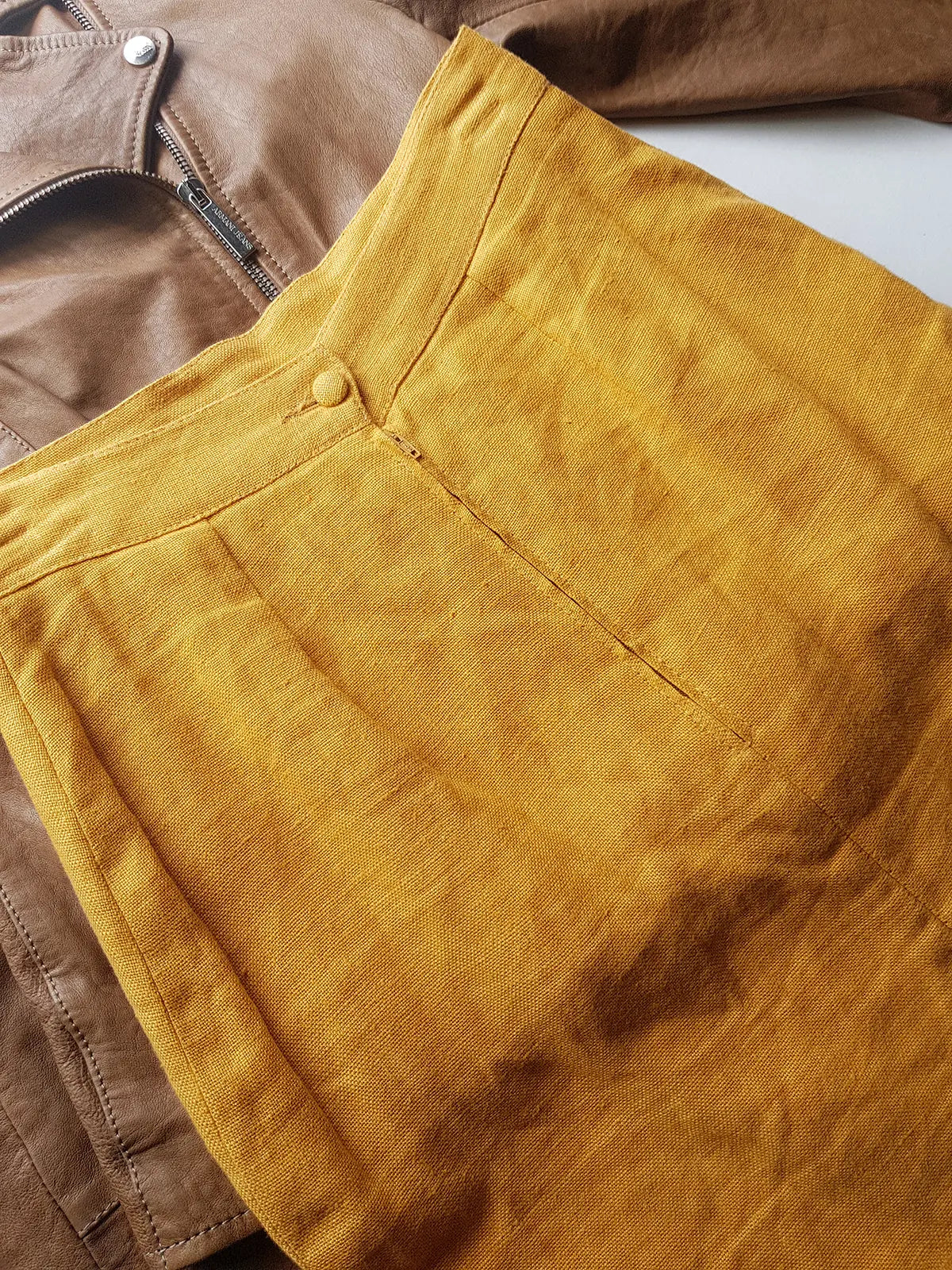 French Linen Pencil skirt in Mustard Gold - vintage 1980s - fully lined - impeccable tailoring  flattering fit -  incredibly chic fabric