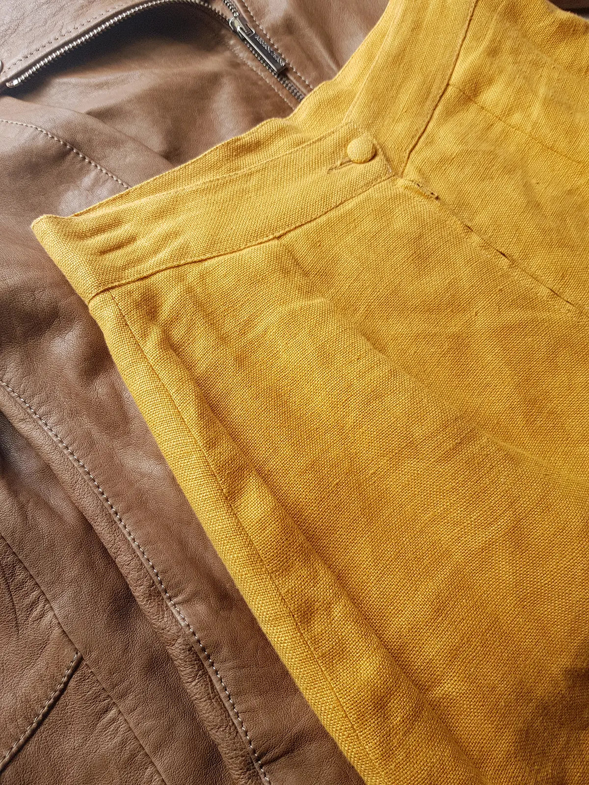 French Linen Pencil skirt in Mustard Gold - vintage 1980s - fully lined - impeccable tailoring  flattering fit -  incredibly chic fabric